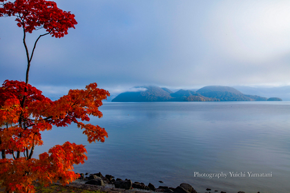 壮瞥の滝に向かう途中の、洞爺湖畔に色づく紅葉